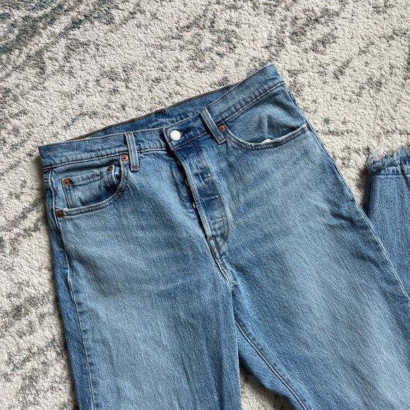 Button Fly Straight Levi Jeans - Picture 2 of 6